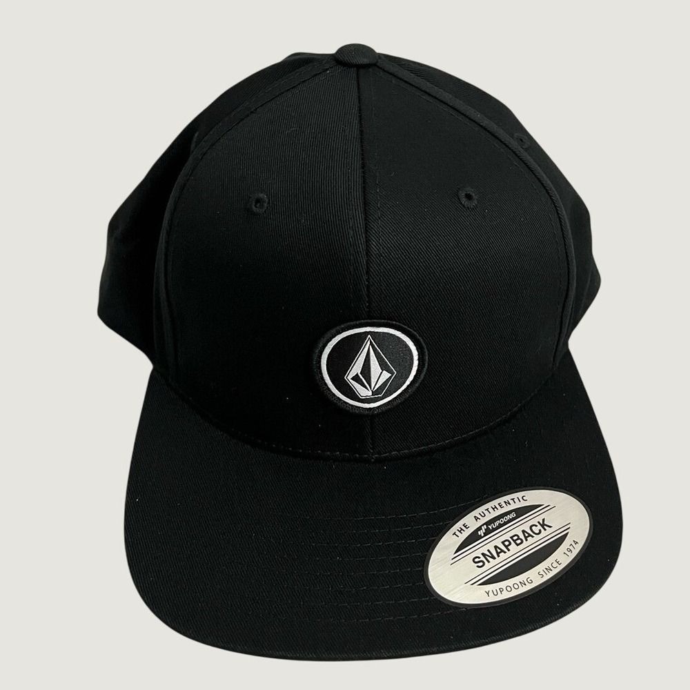 Volcom Mens Quarter Twill Snapback Hat Black Flat Bill Yupoong Cap One Size NWT